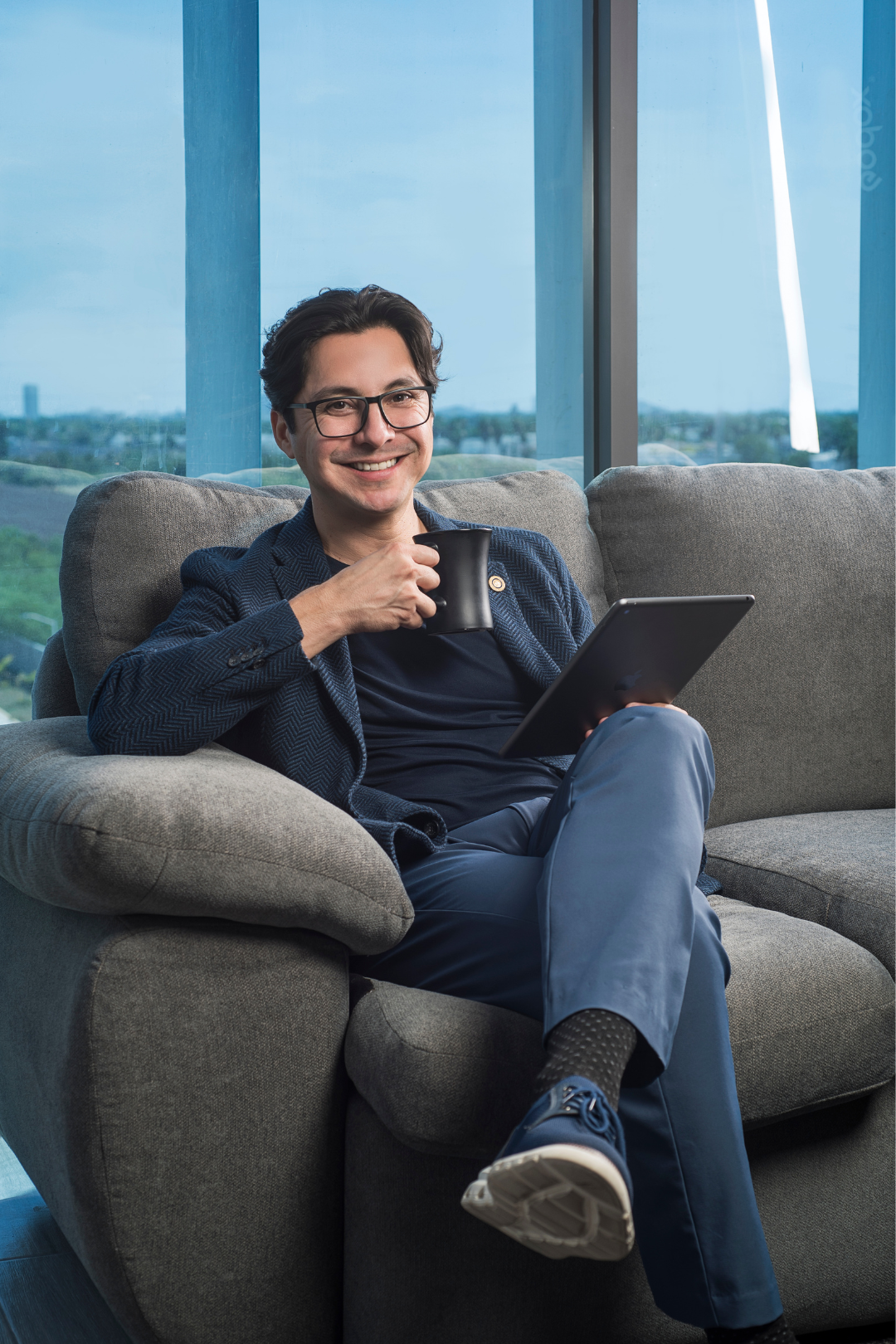 Guillermo Hull en su estudio de consultoría